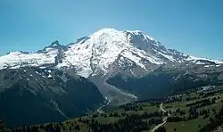 Mount Rainier vztyčující se ve státě Washington