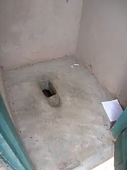 Vyvýšený záchod, neformální osady Kampala