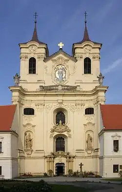 hlavní průčelí kostela