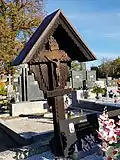 Rajhrad - dřevěný náhrobní kříž na hřbitově (3).jpg