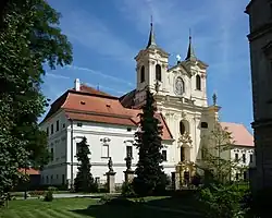 Hlavní průčelí kostela