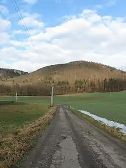 Kopec s hradiskem Černov – pohled z Rakoveckého údolí