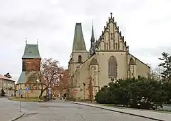 Rakovník, kostel a pražská brána.jpg