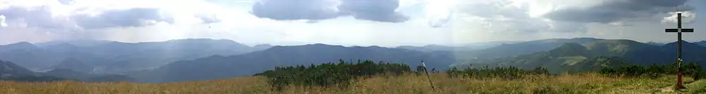 Výhled z vrcholu: východ (Nízké Tatry) – jih – západ (jihozápadní část Velké Fatry)