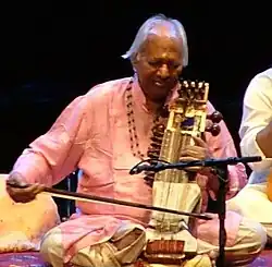 Narayan během vystoupení, 2009