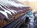 Mnoho rampouchů visících nad okapem