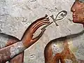 Ramses II. mezi bohy, detail (zahloubený reliéf, Louvre)
