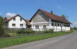 Silnice ke Skutči v severní části vsi