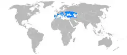 Rozšíření želvy bahenní je na mapě modře.