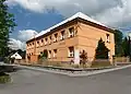 Škola a pomník obětem I. sv. války