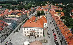 Náměstí s budovou radnice