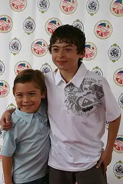 Ryan Ochoa se svým bratrem Raymondem na červeném koberci na 62nd Annual Mother Goose Parade v San Diego County v roce 2008.