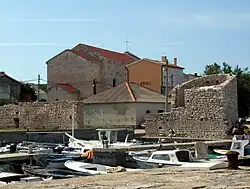 Přístav v Ražanaci, lze vidět pozůstatky městského opevnění