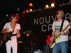 Johnny Borrell (vlevo)