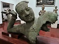 Bronzová socha boha Višnu z chrámu West Mebon v Angkoru