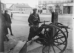 Helsinští bojovníci Rudé gardy s kulometem Maxim během bitvy o Helsinky u Siltasaarenkatu 6 v Hakaniemi, 1918