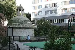 Památka uprostřed parku