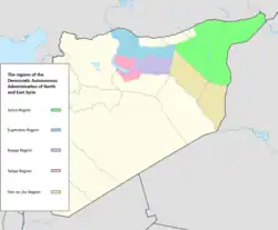 Mapa zobrazující Rojavu barevně rozlišuje její de facto regiony