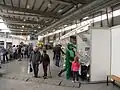 Stánky a návštěvníci