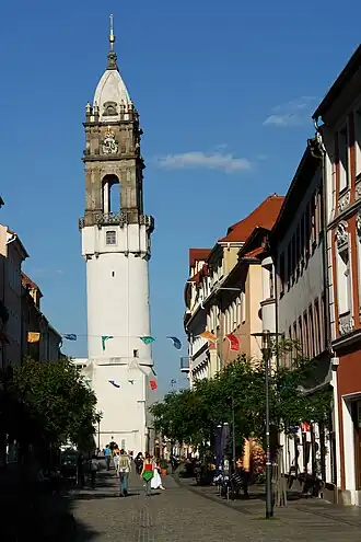 Barevná fotografie šikmé věže v Budyšíně