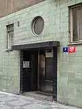 Detail portálu s kruhovým oknem v ulici Pplk. Sochora