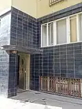 Detail vstupu činžovního domu v ulici U Letenského sadu
