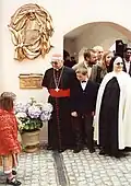 Slavnostní odhalení reliéfu Edith Stein za přítomnosti Miroslava kardinála Vlka v Praze.