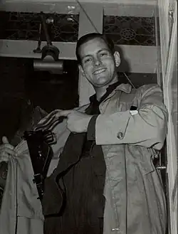 Odbojář a fotograf Tonny van Renterghem představuje sérii o nizozemském odporu, vyzbrojen služební zbraní, srpen 1945