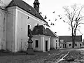 Kostel sv. Petra a Pavla v Řevničově se sochou sv. Jana Nepomuckého, působiště Jana Lebedy v letech 1952–1958