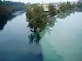 Řeka Arve (vpravo) se v Ženevě ve Švýcarsku vlévá do řeky Rhôny (vlevo, tyrkysově modrá). Arve je jejím levostranným přítokem a má odstín šedohnědý, způsobený velkým množstvím bahna, které sebou přináší voda z ledovců Montblanského masivu protékající údolím Chamonix-Mont-Blanc.