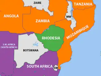 Geopolitická situace po získání nezávislosti Angoly a Mosambiku roku 1975.      Rhodésie      Jihoafrická republika      Státy podporující nacionalistické guerrilly