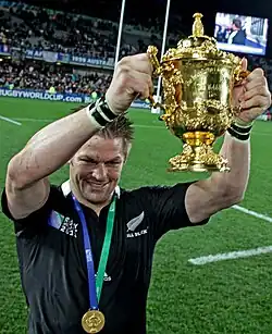 Richie McCaw s pohárem Webba Ellise (Mistrovství světa v ragby 2011)