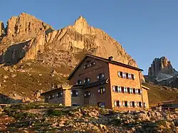 Rotwandhütte ve večerním světle
