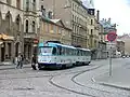 Souprava vozů T3SU v Rize. Provoz používá tyčové sběrače a napájení druhého vozu z prvního.