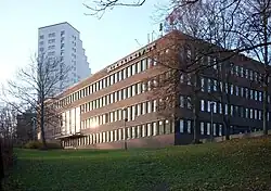 Hlavní budova Národního archivu ve Stockholmu (v popředí).