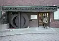 Vchod do hlavní budovy ve Stockholmu