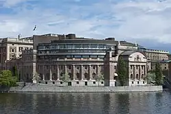 Helgeandsholmen a budova Švédského parlamentu (Riksdagshuset) od západu