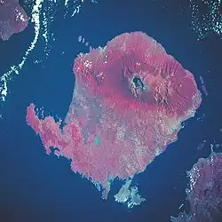Ostrov Lombok se sopkou Rinjani na satelitním snímku NASA