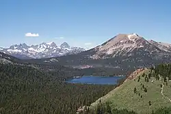 Mammoth Mountain z jihu, v pozadí horská skupina Ritter Range