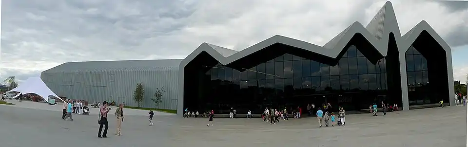 Panoramatický pohled z přední části budovy, 2011