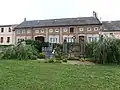Pomníky obětem obou světových válek na návsi