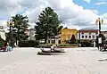 Fontána na náměstí, v pozadí socha T. G. Masaryka
