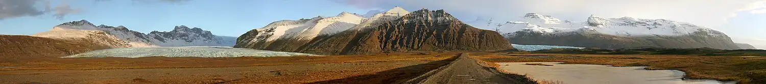 Panorama masivu Öræfajökull, uprostřed cesta vedoucí od západu