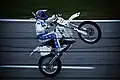 Robbie Knievel provádějící wheelie