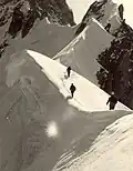 Převěje na hřebeni Rochefort ve skupině Mont Blanc. Vždy ční na prudší stranu hřebene.