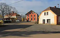Střed vesnice, vlevo zámek