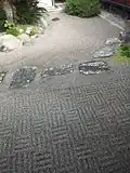Karesansui se vzory vody a geometrickými stopami a vhodně umístěnými šlapáky (Negoro-ji, prefectura Wakayama)