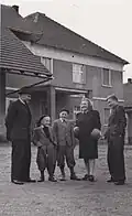 Rodina Sixtových (strýc Jindřich s manželkou a syny) před statkem ve Velimi, kde M. Vojtěchovský plánoval ukrýt parašutisty