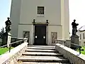 Sochy svatých a renesanční náhrobky při vstupu do kostela