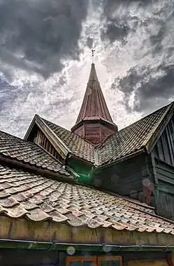 Střecha a špička věže kostela